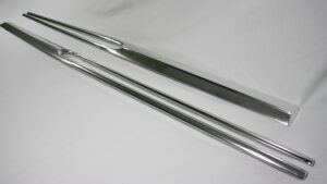 1961-1961 Corvette DOOR MOULDING (PAIR) (WITHOUT CLIPS)
