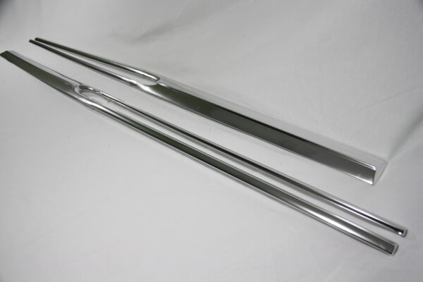 1961-1961 Corvette DOOR MOULDING (PAIR) (WITHOUT CLIPS)